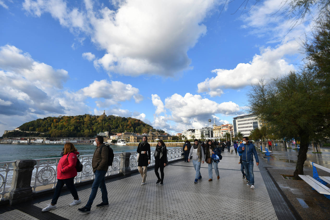 Fotos: Donostia vivió una tarde de viernes soleada tras las tormentas