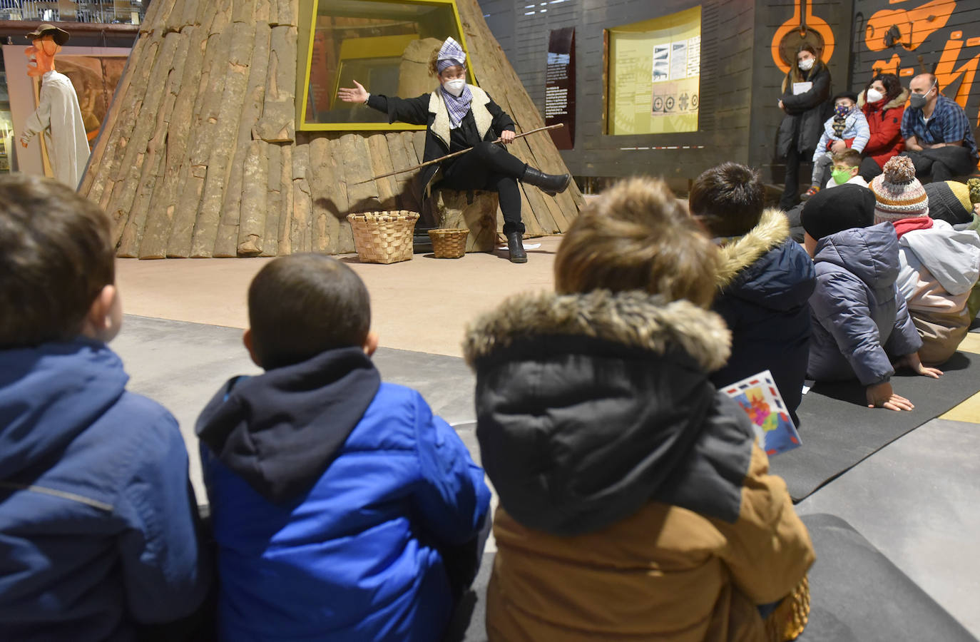 Fotos: Olentzero madruga en el parque de Mirandaola