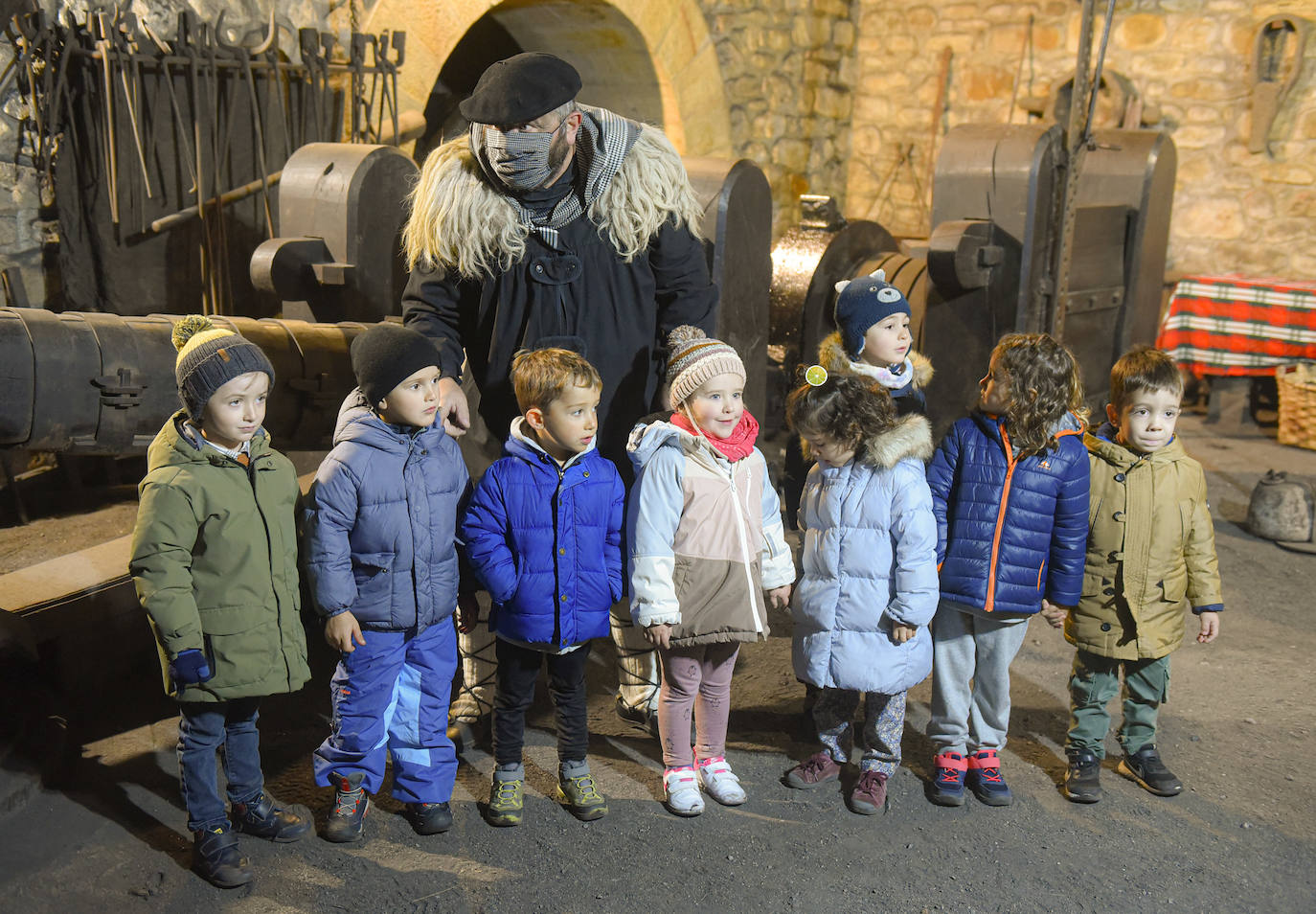 Fotos: Olentzero madruga en el parque de Mirandaola