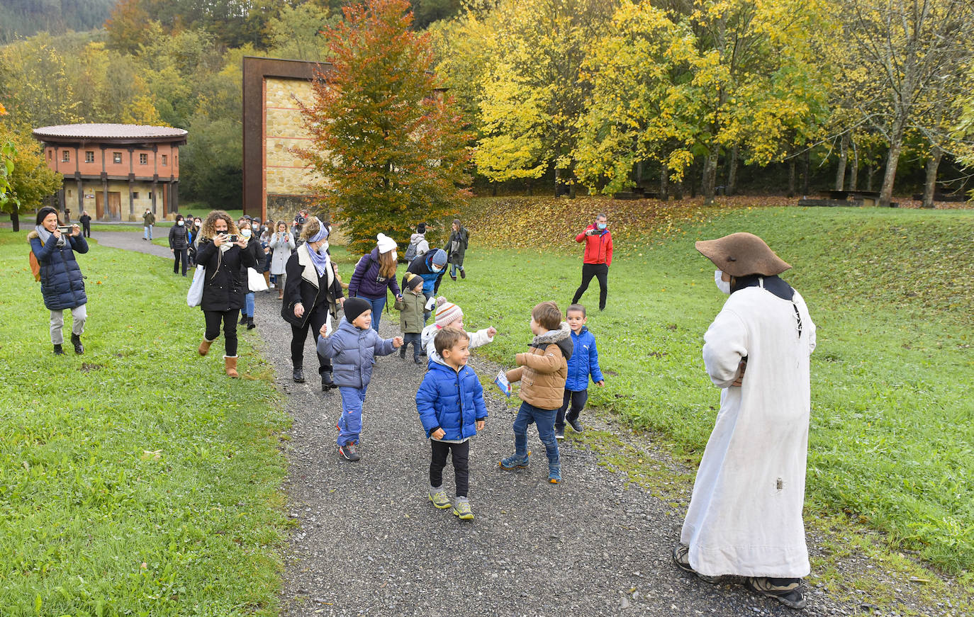 Fotos: Olentzero madruga en el parque de Mirandaola