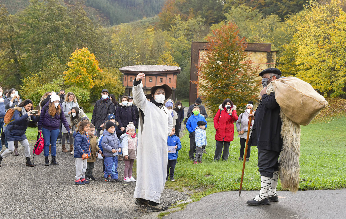 Fotos: Olentzero madruga en el parque de Mirandaola