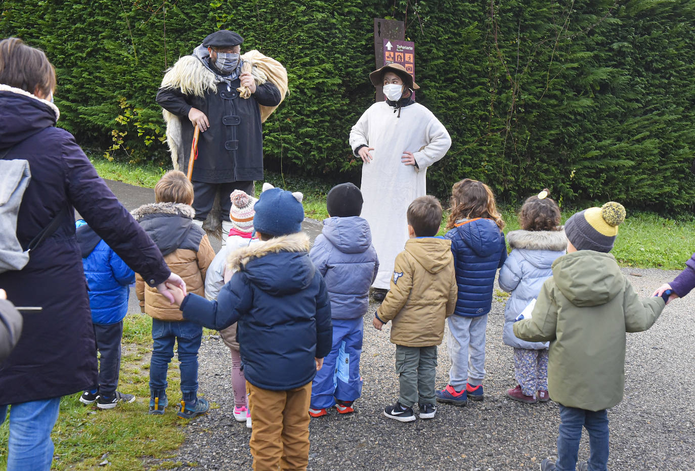 Fotos: Olentzero madruga en el parque de Mirandaola