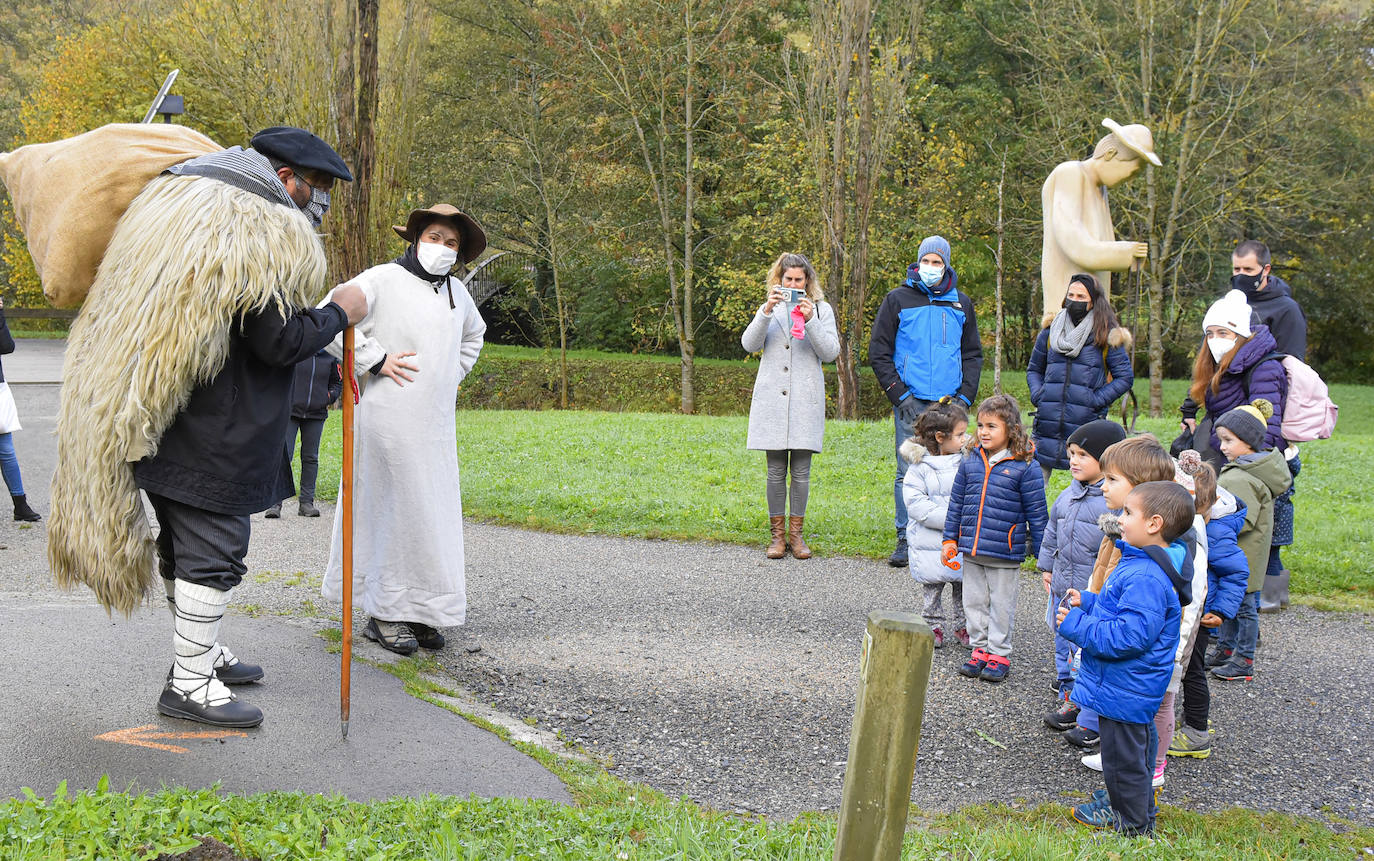 Fotos: Olentzero madruga en el parque de Mirandaola
