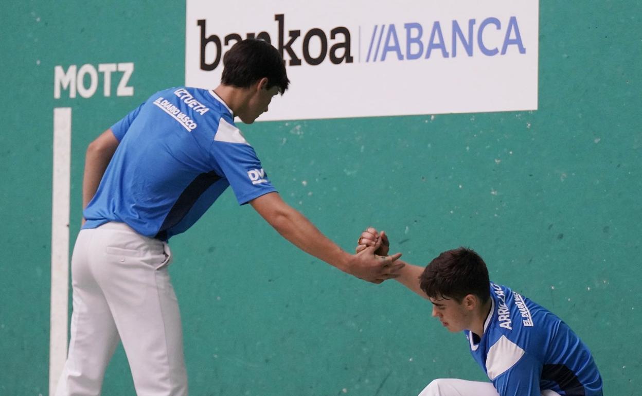 Iztueta ayuda a levantarse a Arrillaga, en Getaria. 