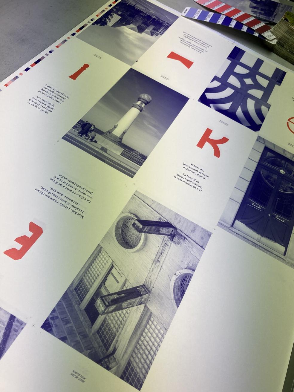 Imagen de la tirada en la imprenta de varias de las páginas que conforman el libro. 