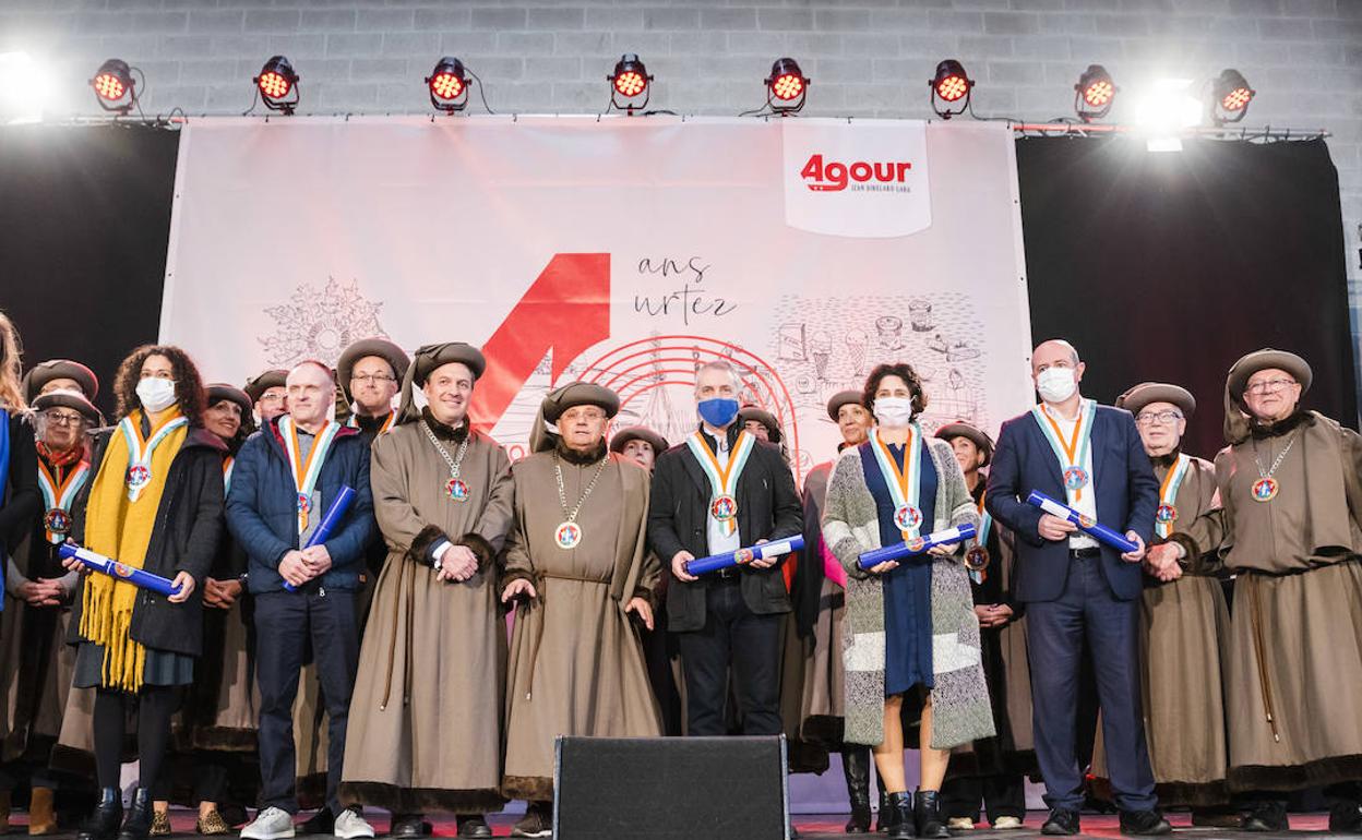 Urkullu, en el centro de la imagen, durante el acto de inauguración de la nueva quesería. 