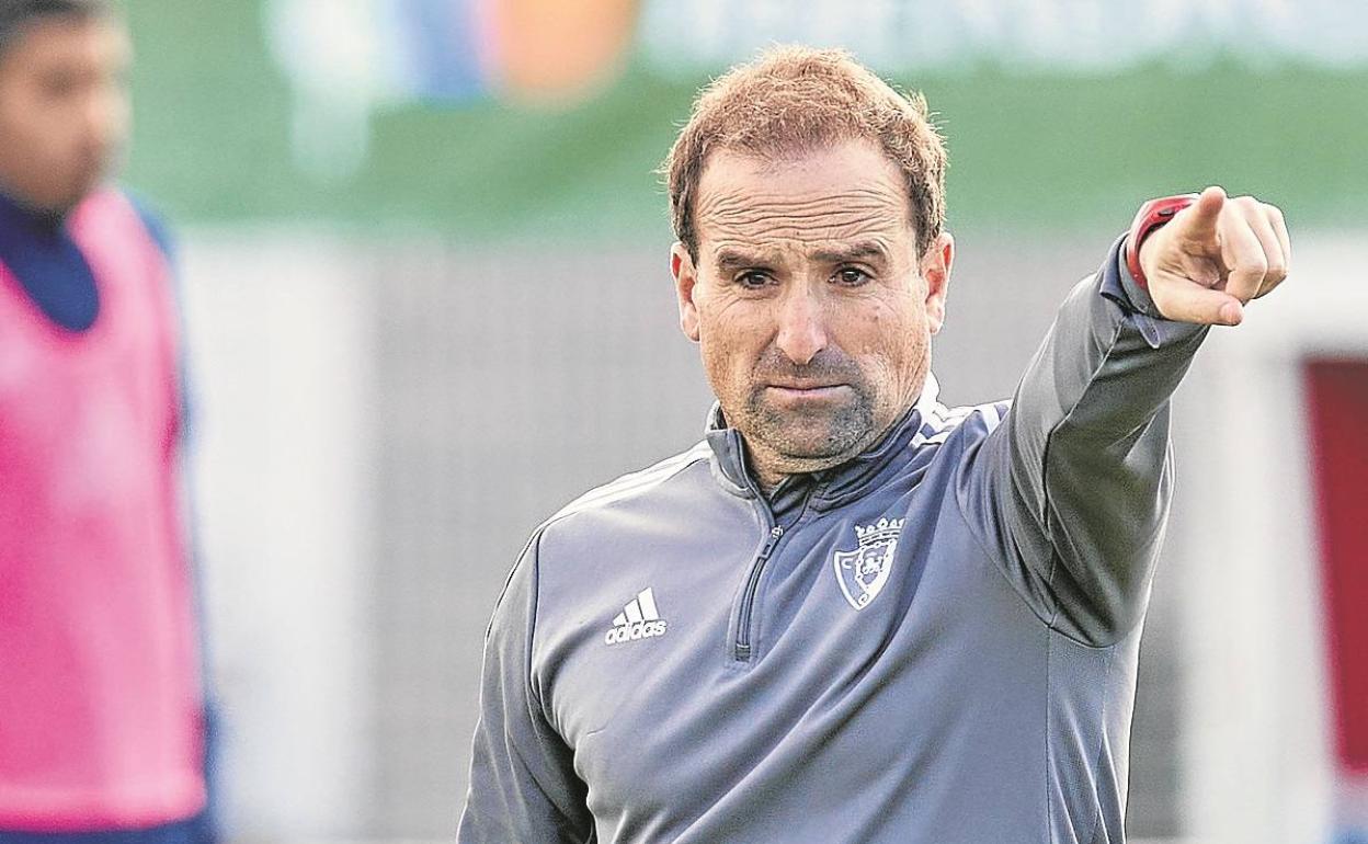 Jagoba Arrasate hace una indicación en un entrenamiento en Tajonar. 