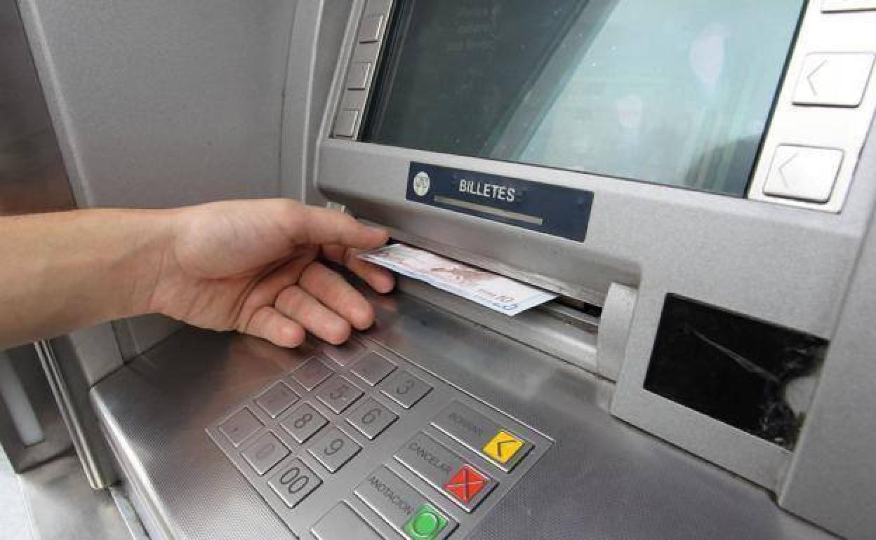 Banca: Este es el límite de dinero en efectivo que se puede llevar por la calle