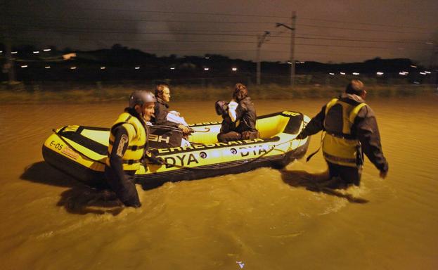 Vecinos de Martutene y Txomin Enea rememoran los días de miedo al agua