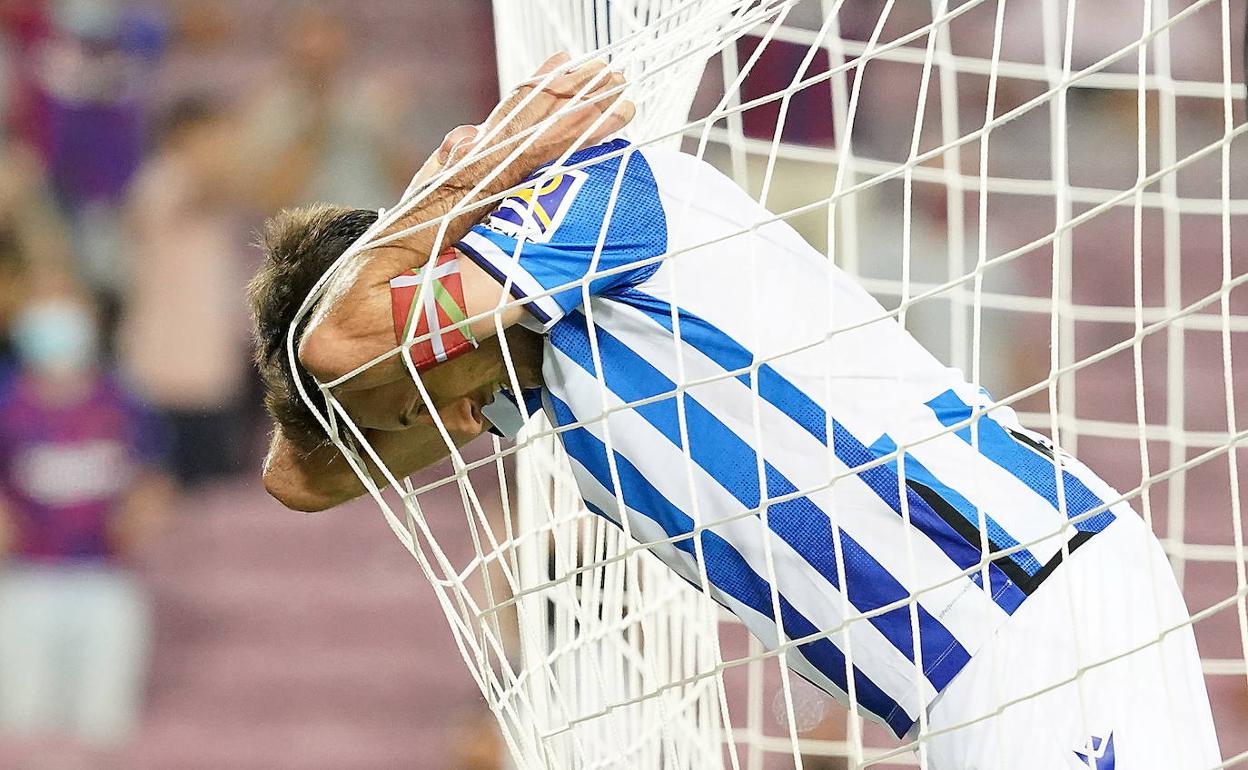 Mikel Oyarzabal se lamenta en un partido disputado esta temporada.