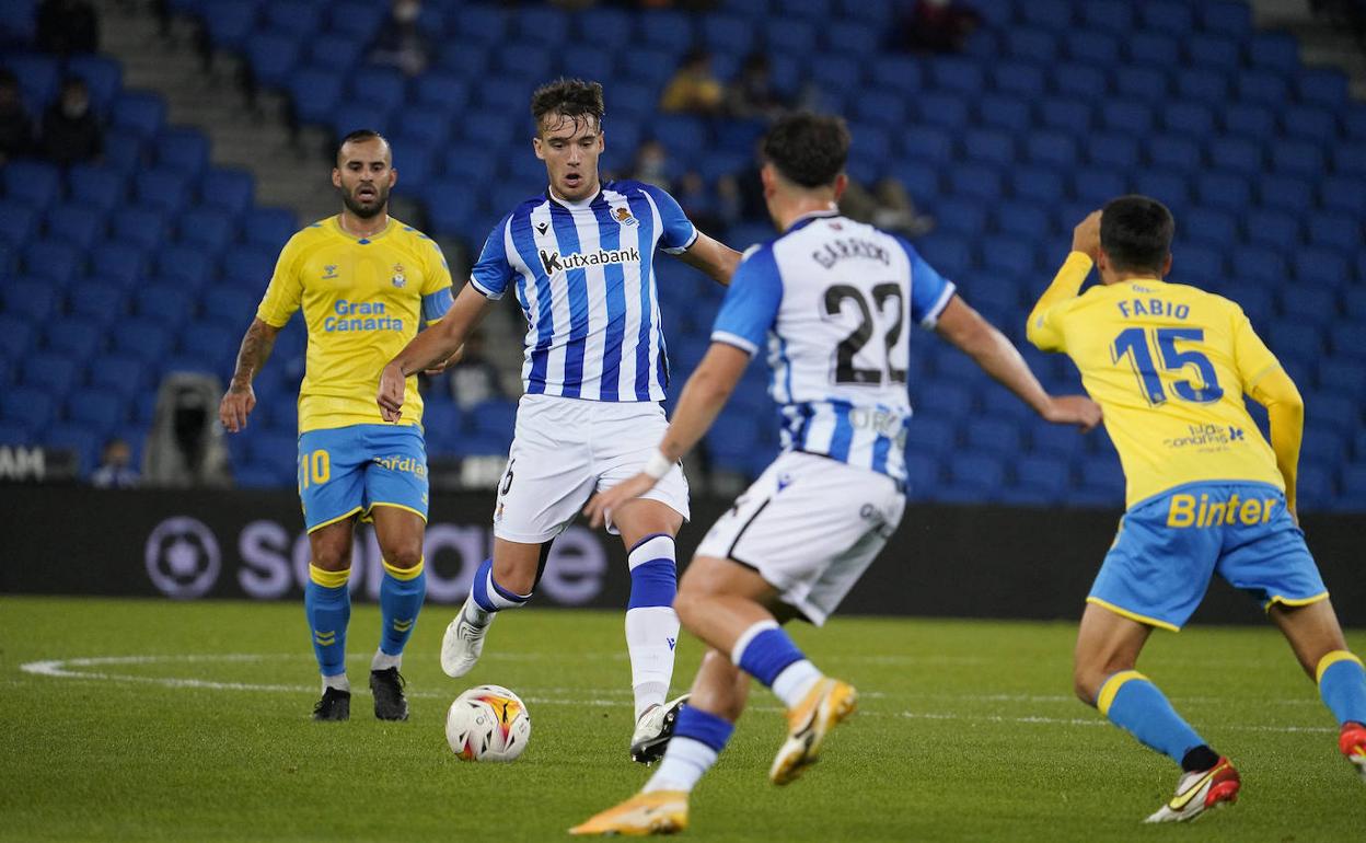 Urko intenta jugar con Garrido durante el partido ante Las Palmas en Anoeta. 