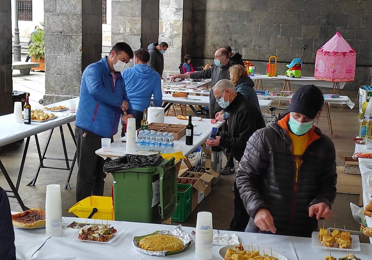 El pincho solidario y el mercado de segunda mano dieron ayer inicio al programa solidario. 