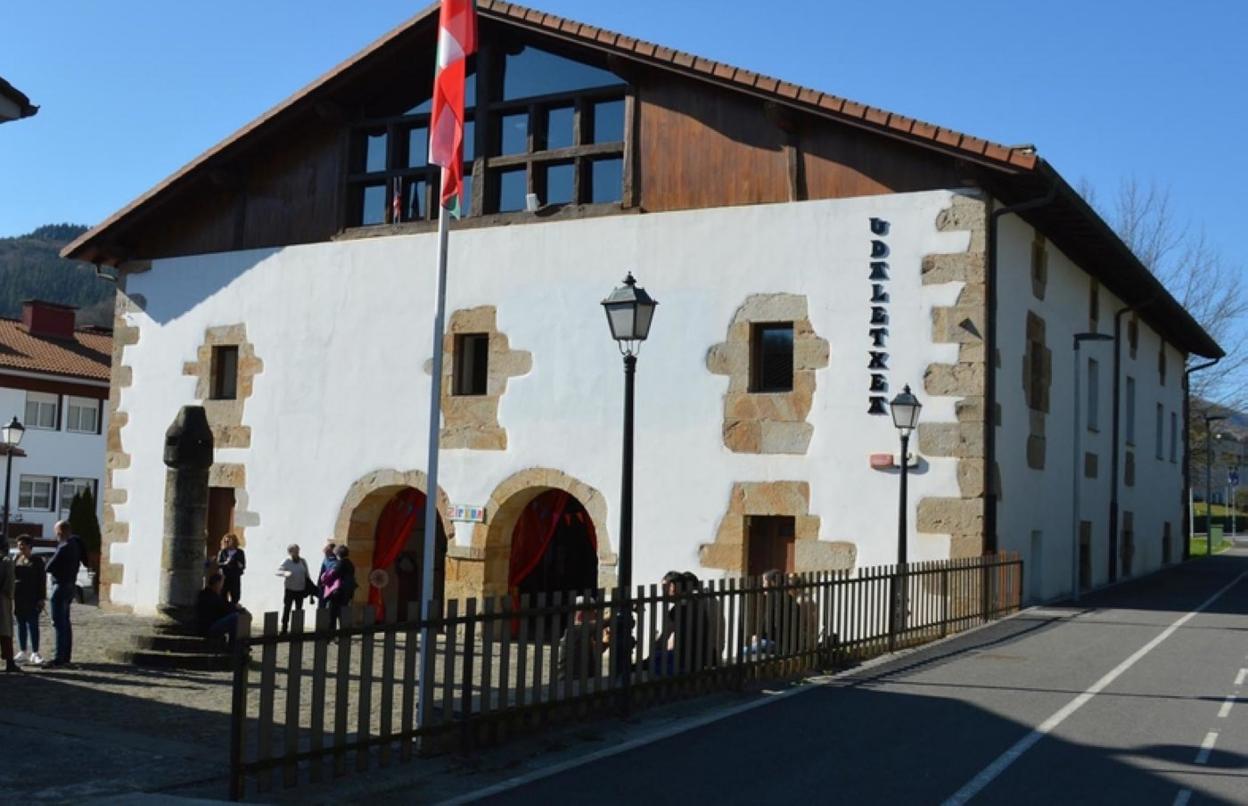 Bilera herriko udaletxean egingo da. 