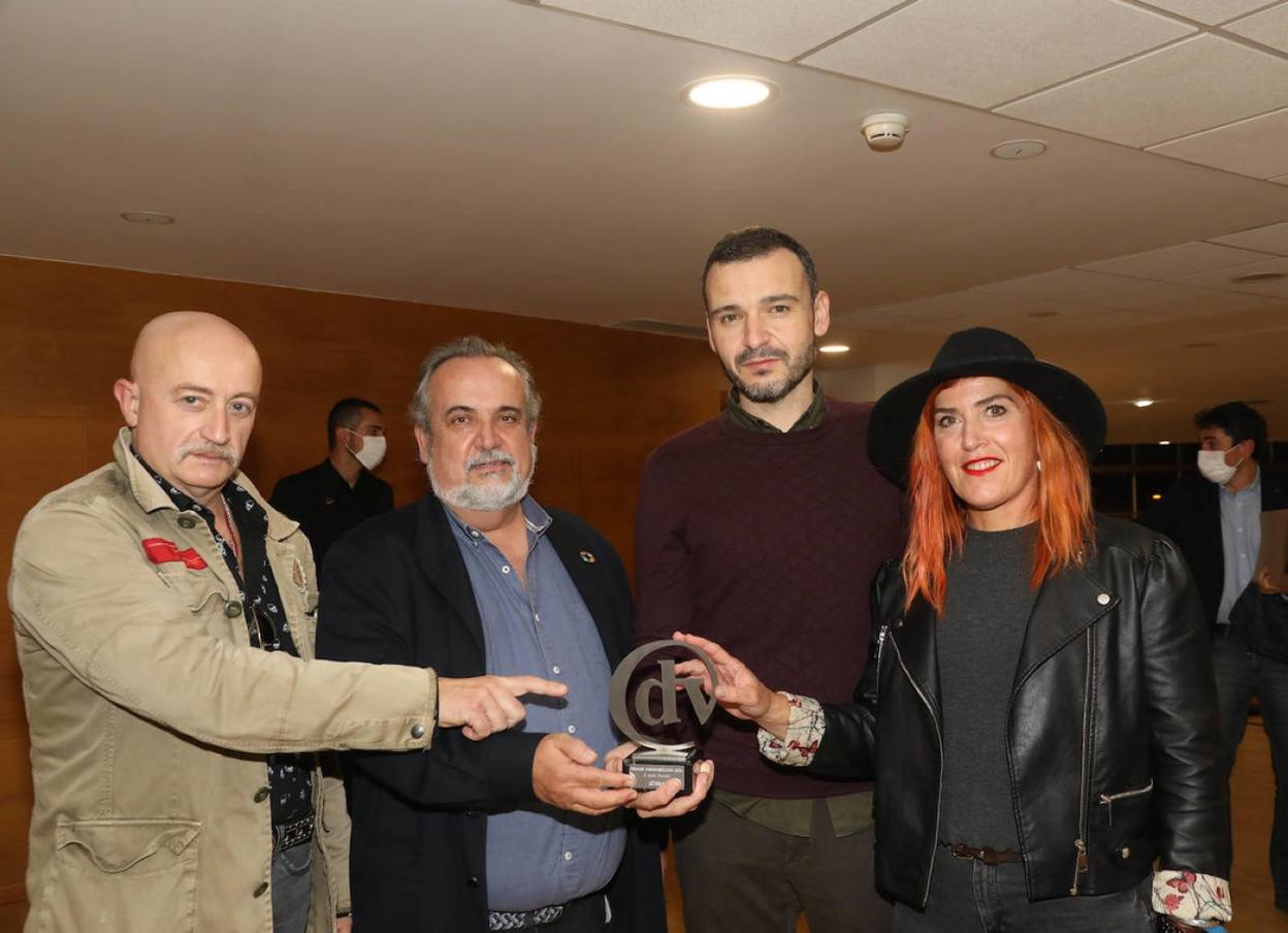 Representantes de Lorra junto a Víctor Núñez y Arantzazu Lagunilla de Arteman con el premio DV.com. 