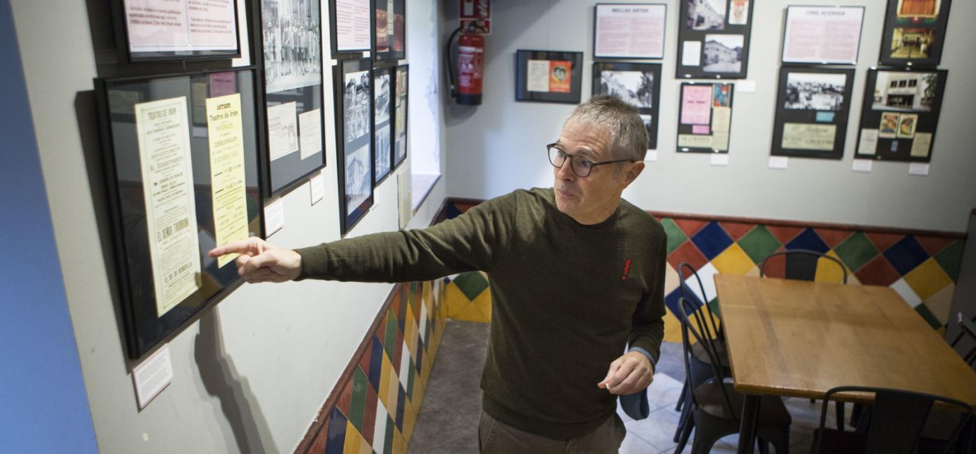 Más cine. Gurtuz Albisu señala elcartel de la primera proyección. 