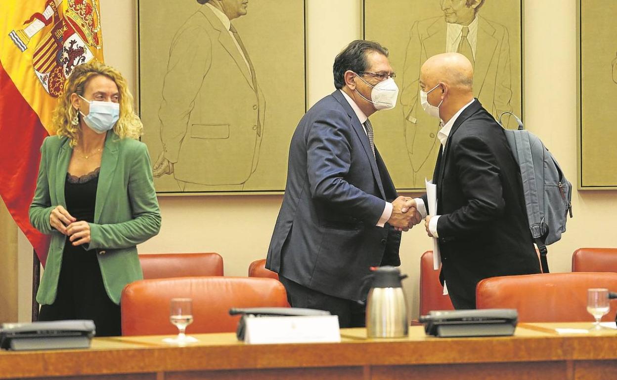 Enrique Arnaldo saluda a Odón Elorza en la comisión del Congreso ante la mirada de Batet. 