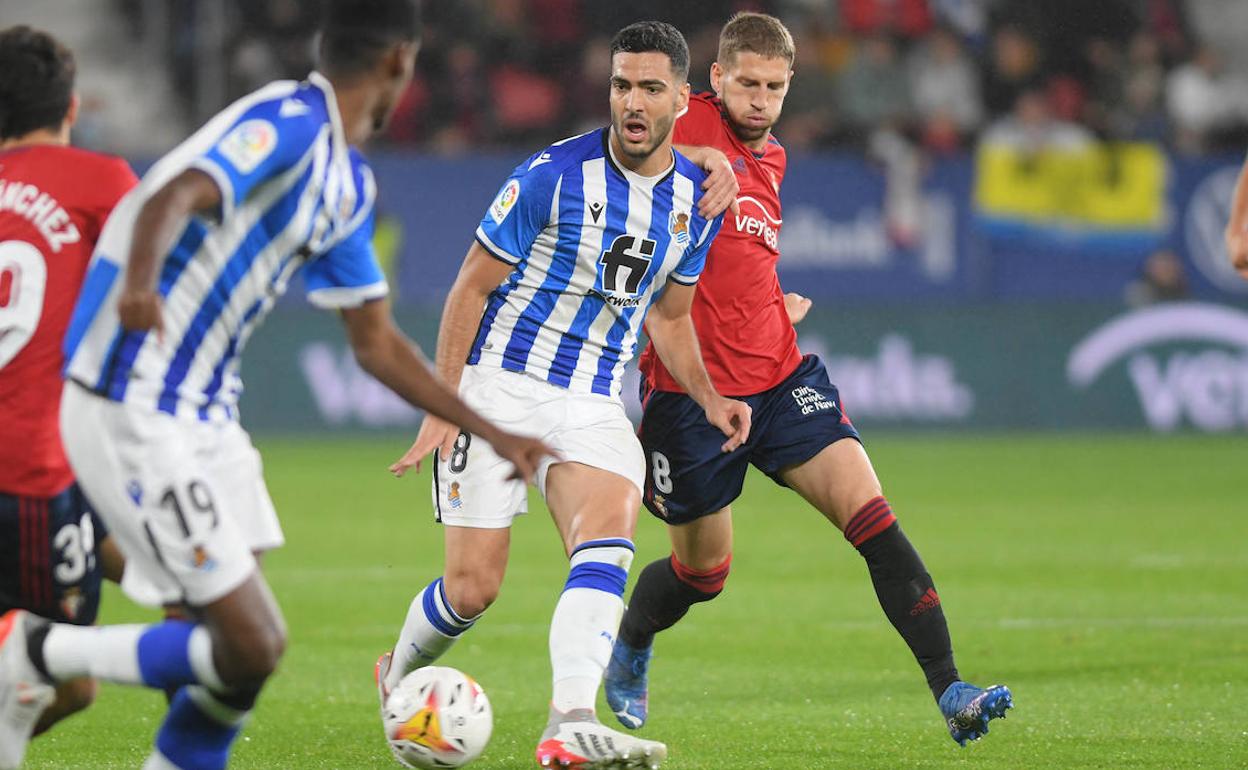 Merino trata de controlar un balón ante la oposición de Brasanac.