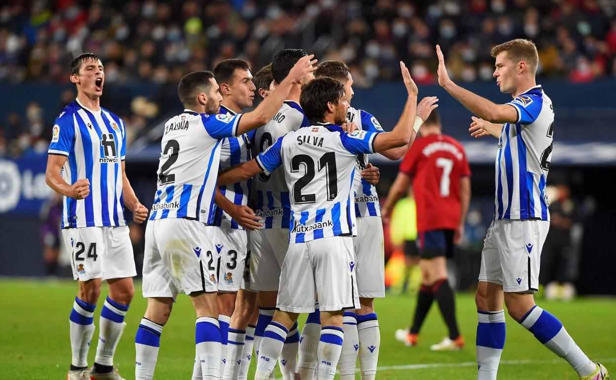 Los jugadores de la Real celebran la victoria del domingo en Pamplona. 