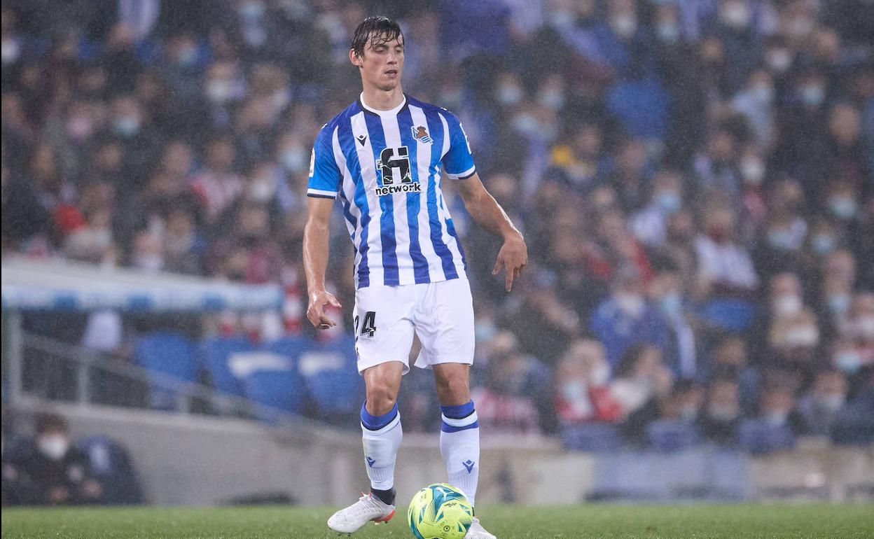 Robin Le Normand golpea un balón durante un partido en el Reale Arena.