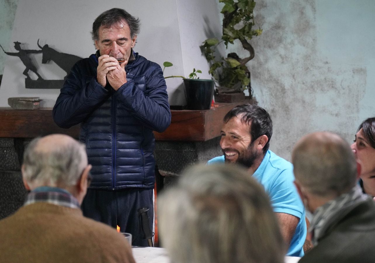 Fotos: Boni, Antonio y Miguel Mari vuelven al monte con Alex Txikon