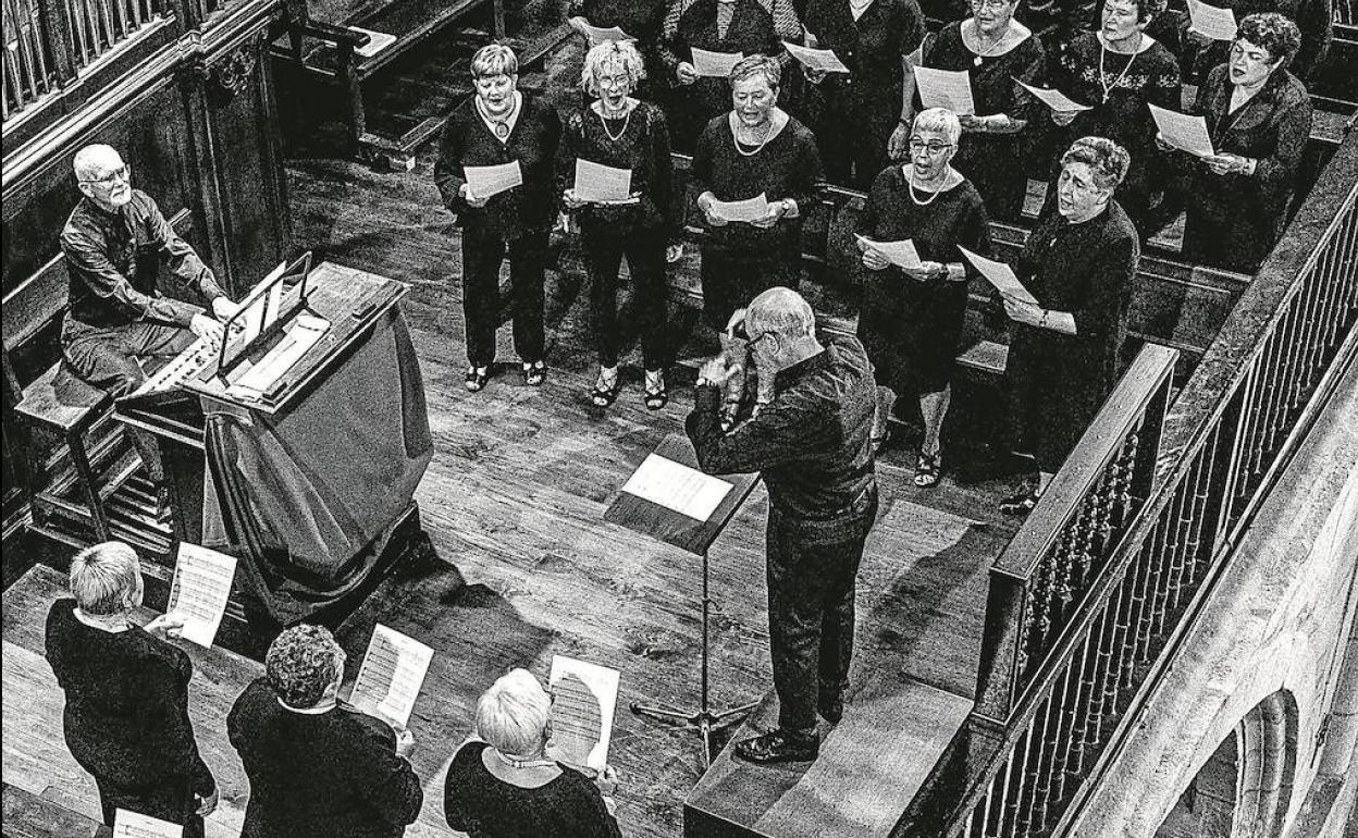 Los integrantes del coro, en la parroquia de San Salvador de Getaria.