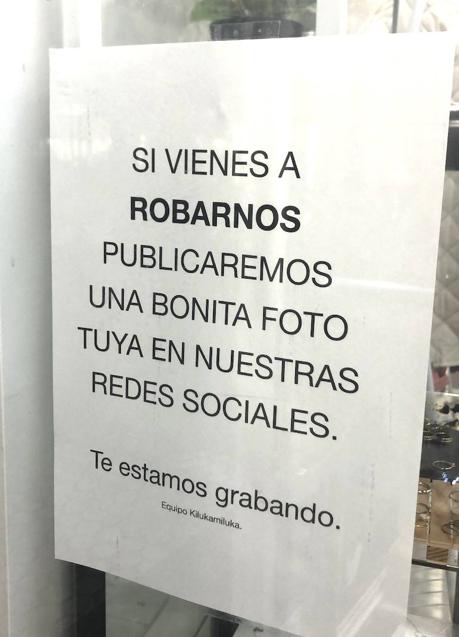 Imagen - El cartel colocado en el escaparate de la tienda.