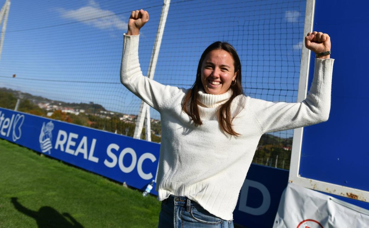 Amaiur Sarriegi acompaña su gesto victorioso con una sonrisa que define su actual momento de forma.