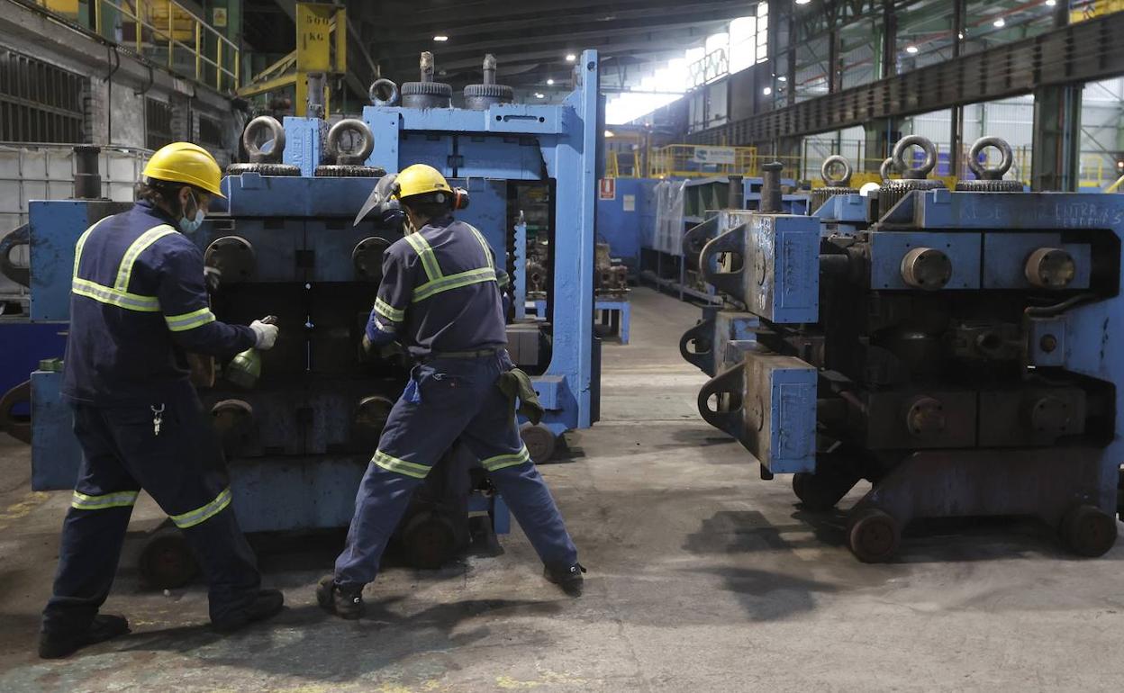 Unos operarios trabajan en la planta de Sidenor.