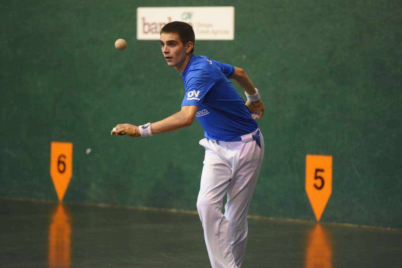 Julen Alberdi se dispone a sacar.