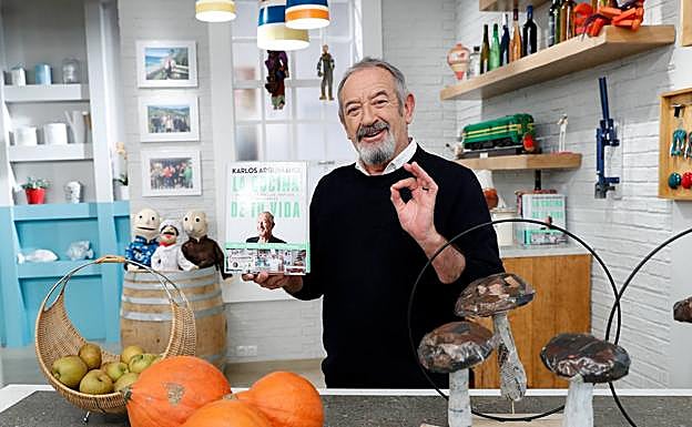 Arguiñano, rodeado del libro y varios artilugios en un rincón del plató. 