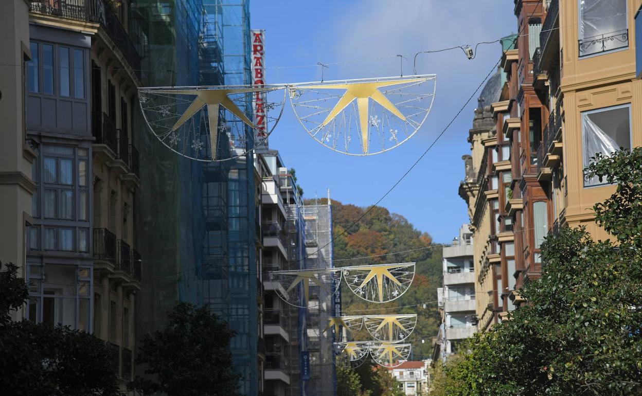Alumbrado navideño en las calles de Donostia