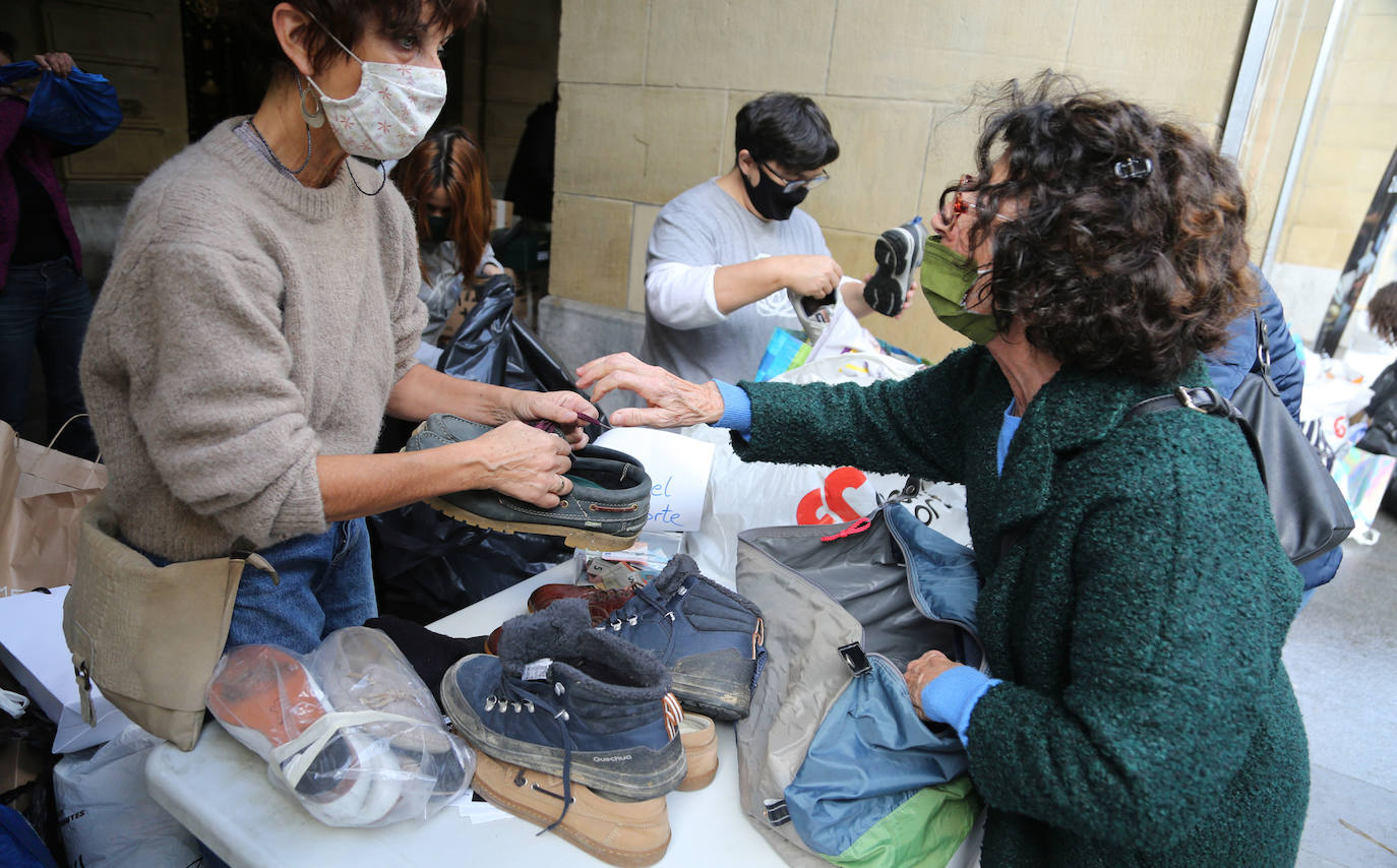Fotos: Miles de zapatos para los refugiados de Lesbos