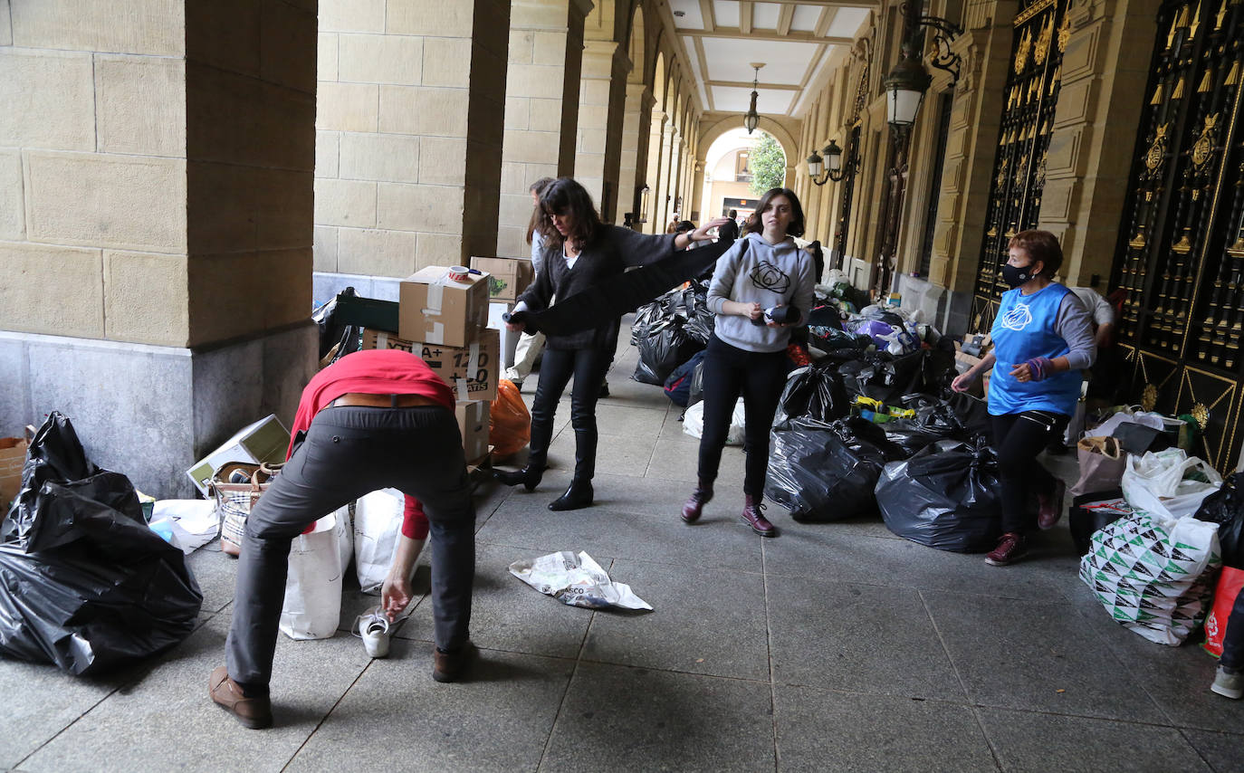 Fotos: Miles de zapatos para los refugiados de Lesbos