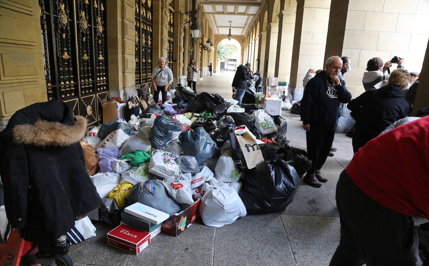 Fotos: Miles de zapatos para los refugiados de Lesbos