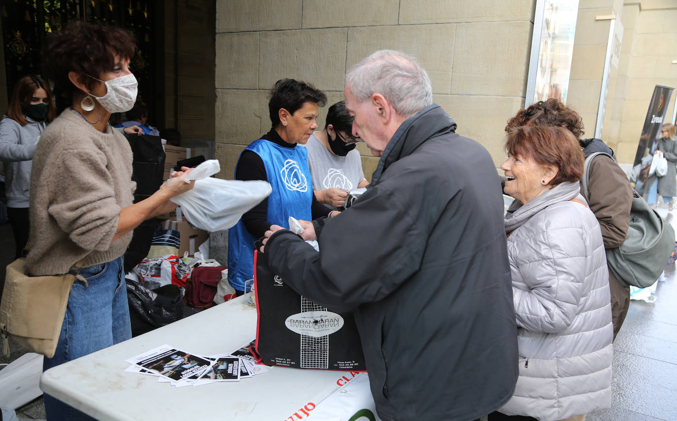 Fotos: Miles de zapatos para los refugiados de Lesbos