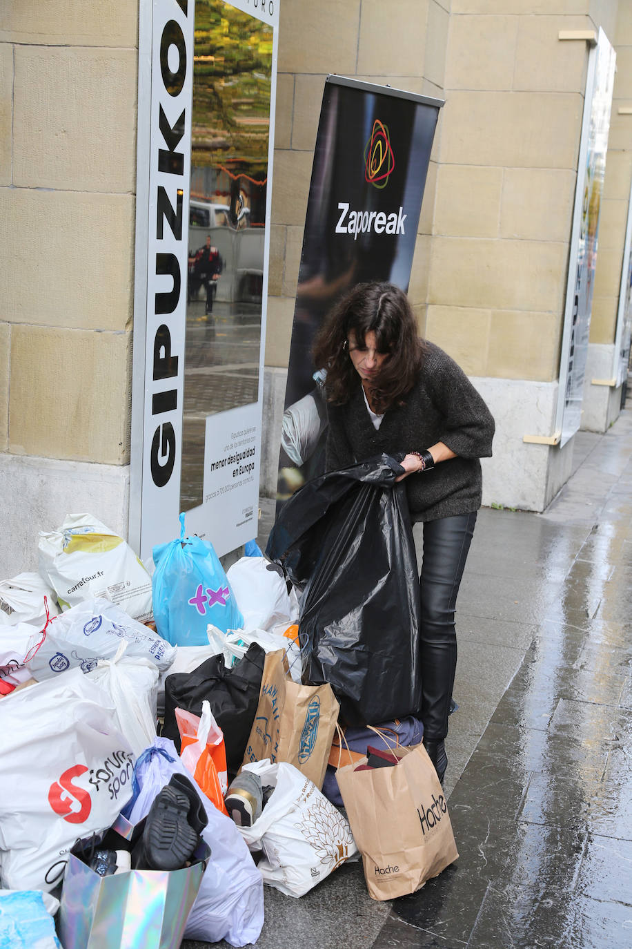 Fotos: Miles de zapatos para los refugiados de Lesbos