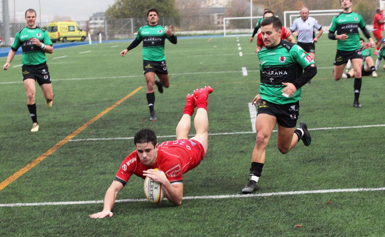 Imanol Aldanondo marca un ensayo ayer en Altamira. 
