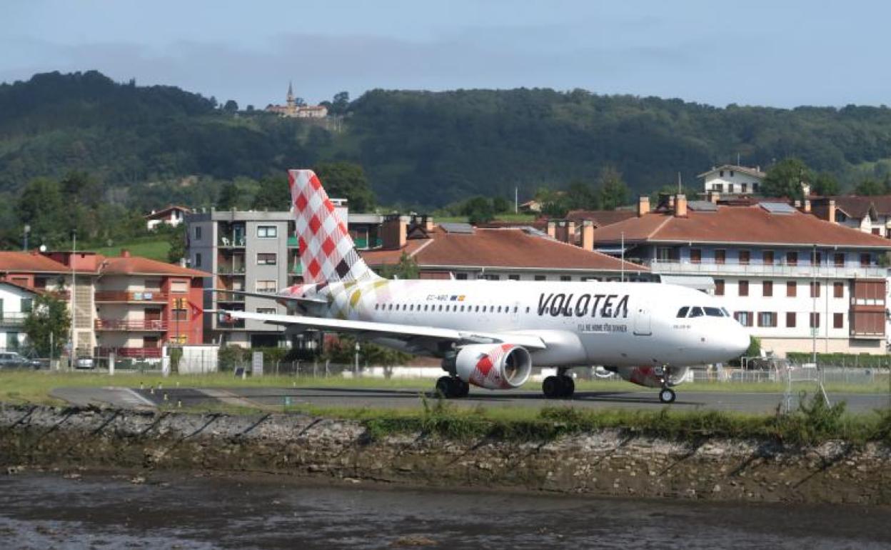 Un avión de Volotea en la pista de Hondarribia. 