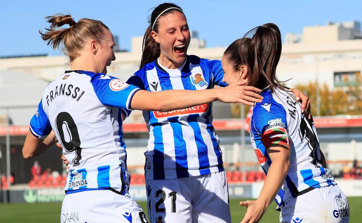 Las jugadoras de la Real festejan el gol