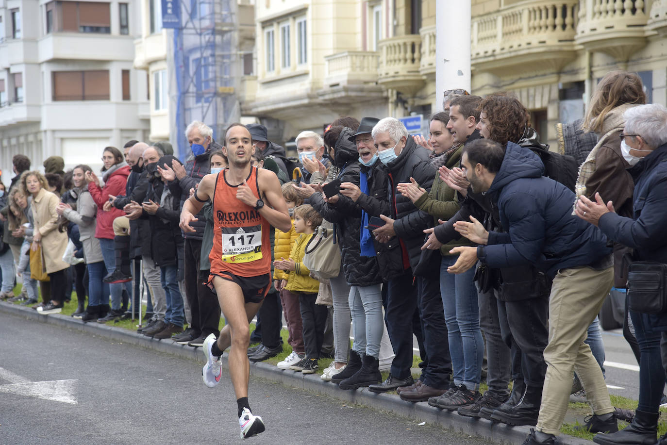 Fotos: Los corredores encaran la recta final a meta a su paso por el Boulevard