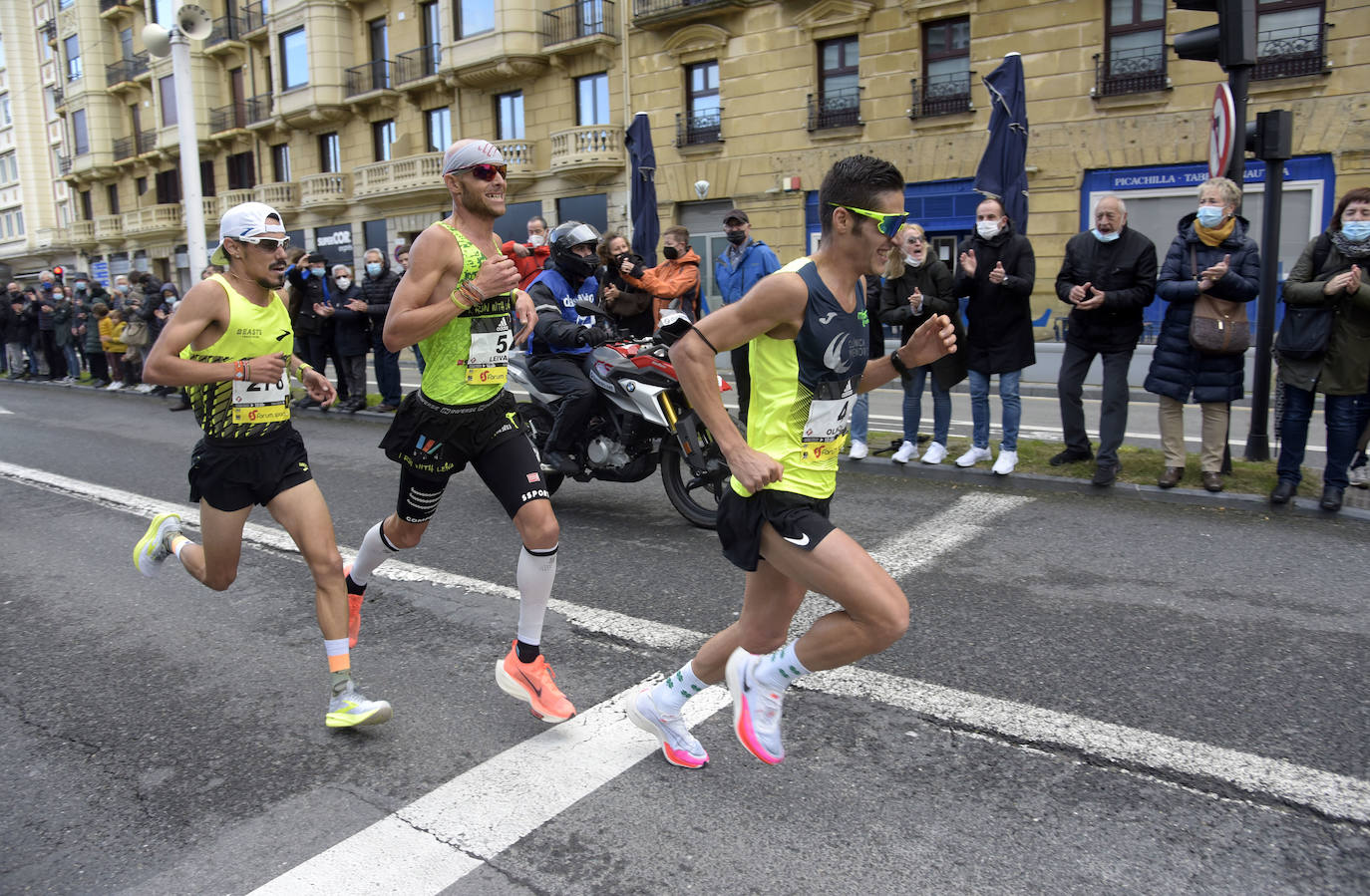 Fotos: Los corredores encaran la recta final a meta a su paso por el Boulevard