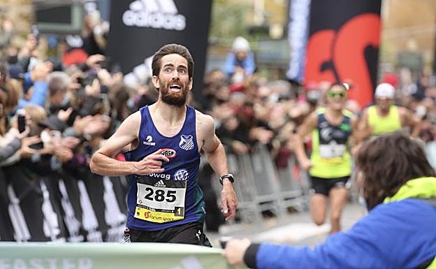 Eneko Aguirrezabal mira al cielo en el momento en el que cruza la línea de meta del Boulevard donostiarra.