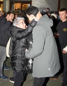 Imagen secundaria 2 - Altuna enseña la txapela junto a su madre, Kontsuelo, antes de cenar en el restaurante Arkaitzpe. Amigos y familiares esperaron a Jokin Altuna en Amezketa para festejar con él su victoria. 