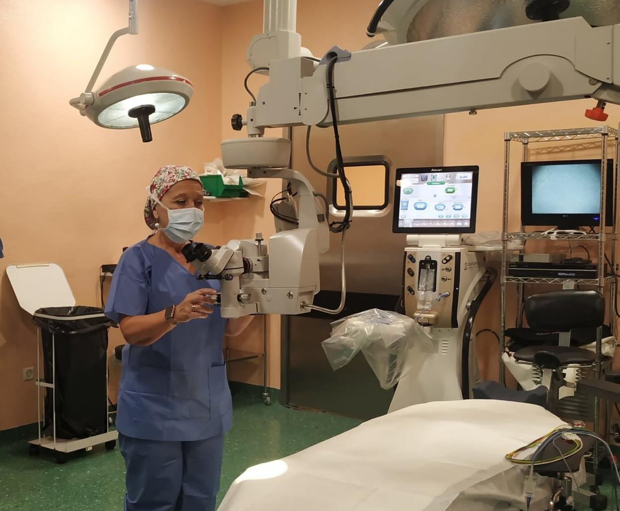 La enfermera de quirófano María Jesús Alfonso, en su puesto de trabajo, en el Hospital del Bidasoa. 