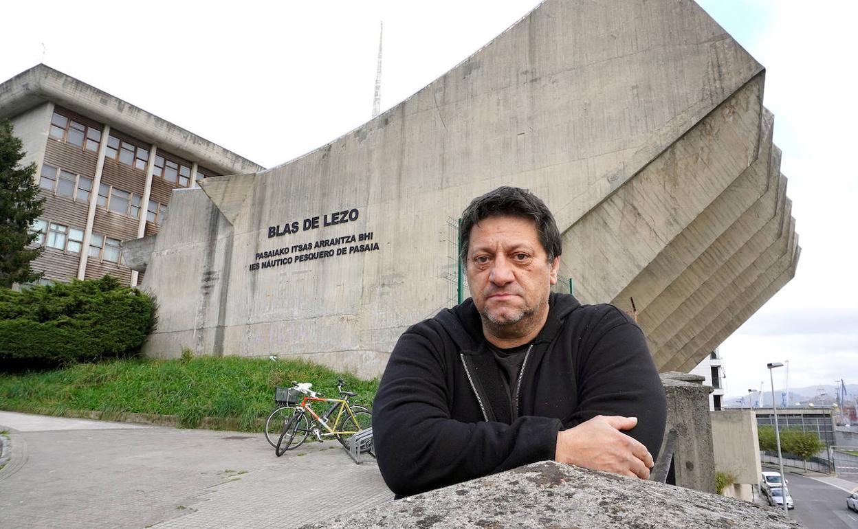 Pedro Rey, parado de larga duración, ante el Instituto Náutico de Pasaia, donde se forma.