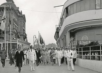 Imagen secundaria 1 - Arriba, el Náutico en 1915. Se extendió la lona a toda la terraza que, por aquel entonces, era conocida como «la bombonera». Debajo, Franco y su séquito a su paso por el edificio en una visita oficial a Donostia en los años 40. Derecha, destrozos causados por el temporal de 1934 que anegaron las dependencias interiores del Club Náutico.