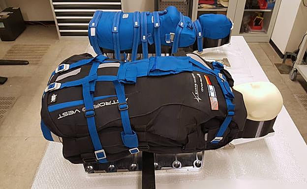 Los 'fanttasmas fenmenino' Helga y Zohar, este con el chaleco antirradiación.