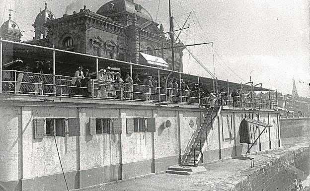 Imagen principal - Arriba, el Náutico en 1915. Se extendió la lona a toda la terraza que, por aquel entonces, era conocida como «la bombonera». Debajo, Franco y su séquito a su paso por el edificio en una visita oficial a Donostia en los años 40. Derecha, destrozos causados por el temporal de 1934 que anegaron las dependencias interiores del Club Náutico.