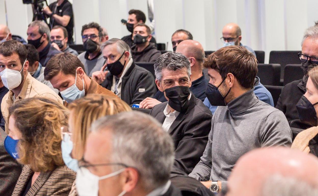 Imanol charla con Xabi Prieto, con la consejera Azkoaga a su lado. 