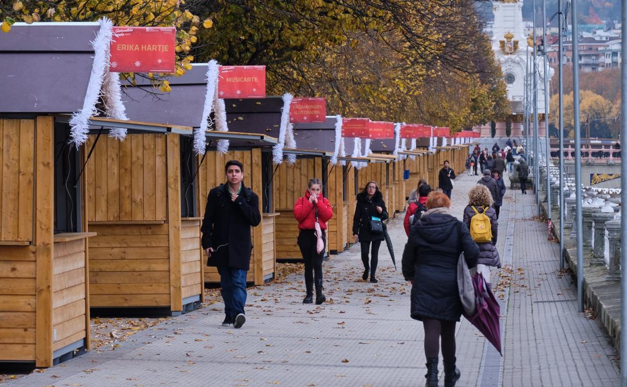 Las casetas de la feria navideña de Donostia ya están instaladas. El año pasado se colocó un sistema para controlar el aforo. 